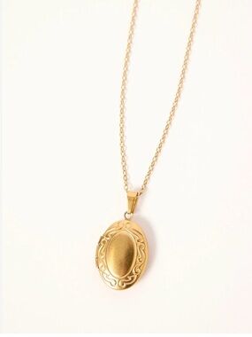 Plunder Design 18k Gold Plated Oval Locket Necklace 18-20” Cable Link Chain